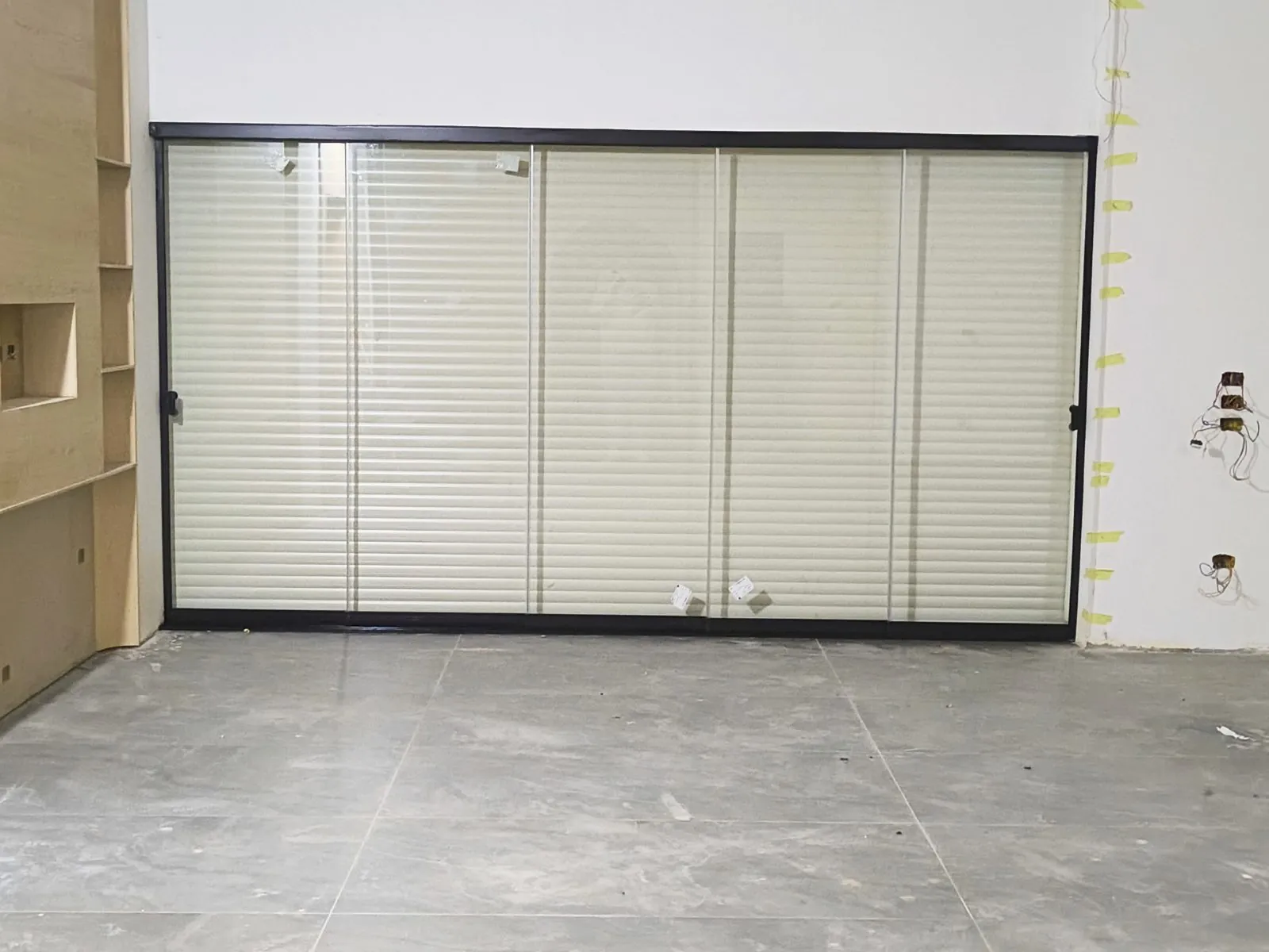 Double-glazed system with integrated blinds