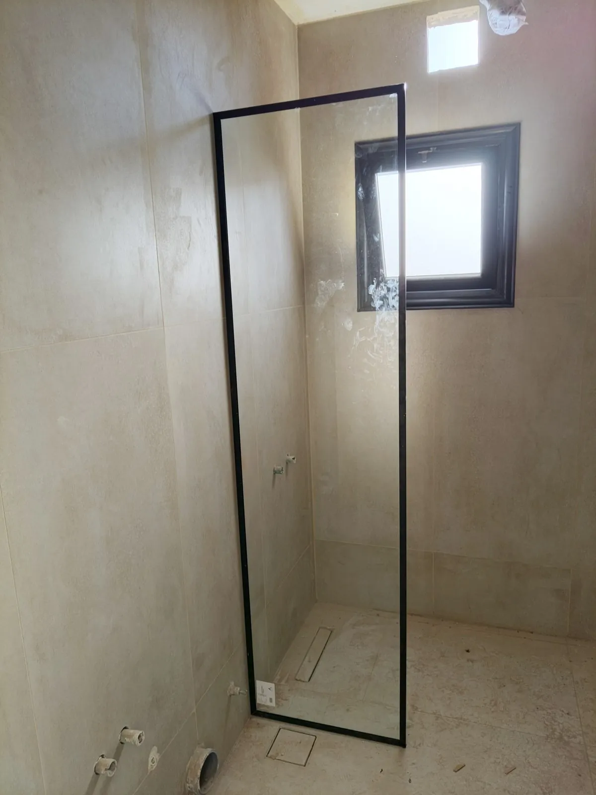 Walk-in glass partition